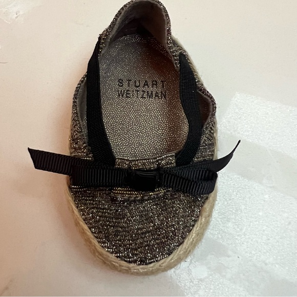 Stuart Weitzman newborn summer shoes w/metallic fabric, raffia, and black bows - Picture 4 of 5